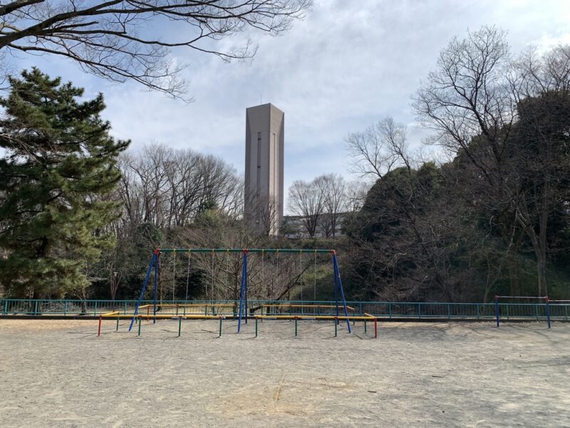 ブランコと配水塔