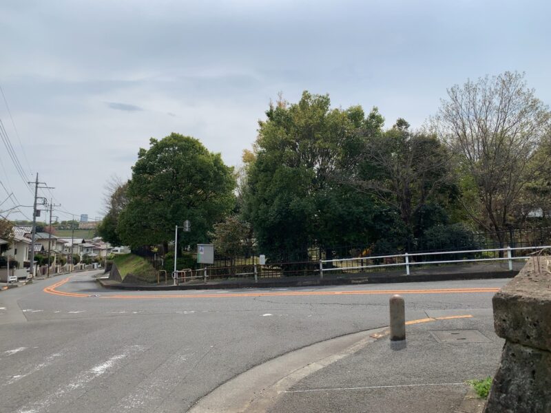 道路から雨乞公園入口を見る