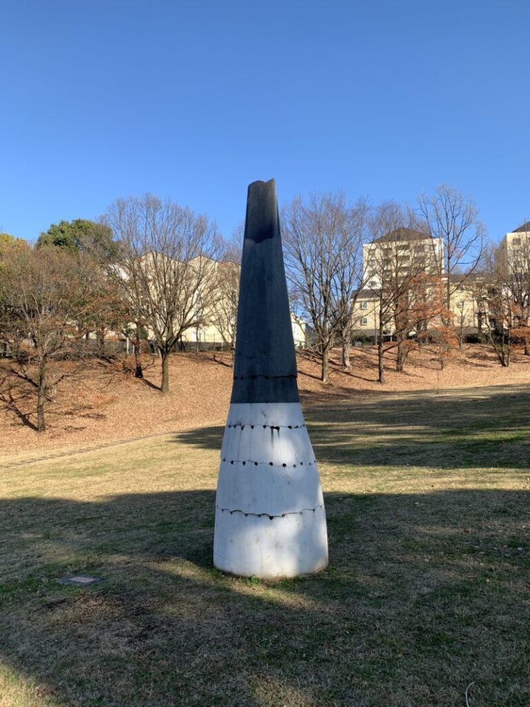 別所公園の彫刻「記憶の尻尾」