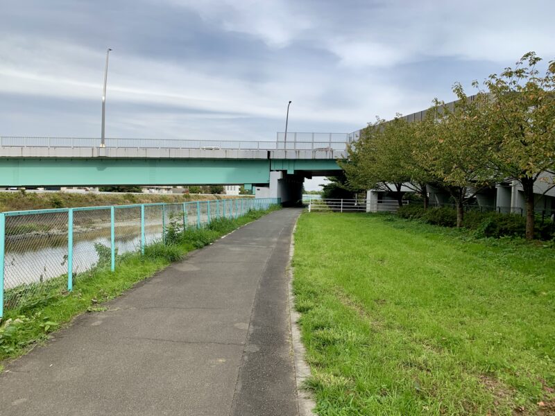 大栗川沿いの歩道